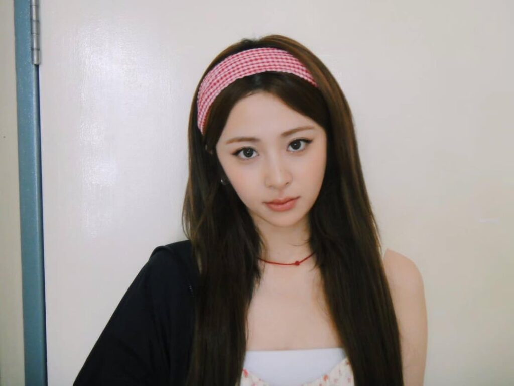 250812 Huh Yunjin Instagram Update Feat. Le Sserafim