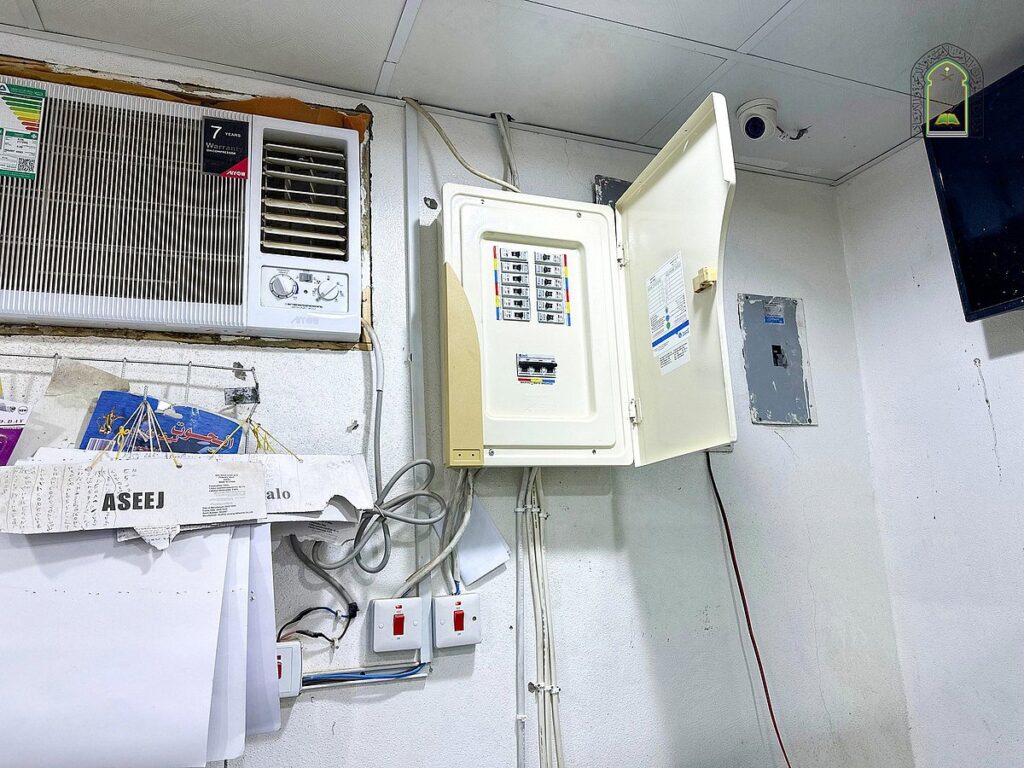 اختلاس كهرباء من مسجد على الطريق العام في مركز صبحاء بالقويعية.. و"الشؤون الإسلامية" تتخذ الإجراءات