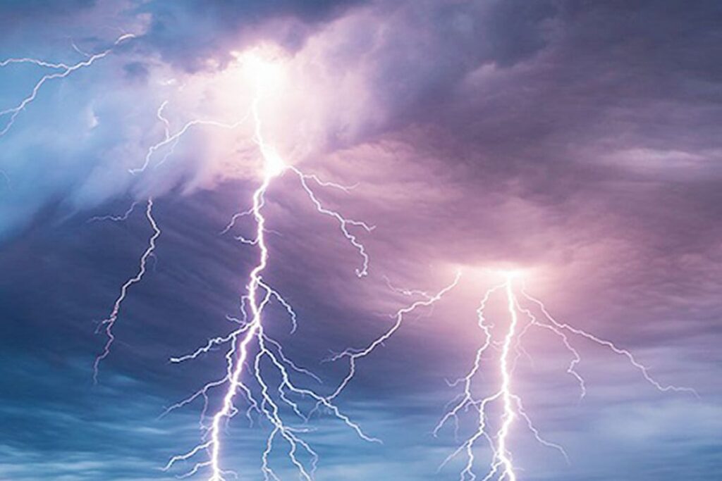 أمطار غزيرة وبرد على 6 مناطق.. وضباب على السواحل والمرتفعات أمطار غزيرة وبرد على 6 مناطق.. وضباب على السواحل والمرتفعات