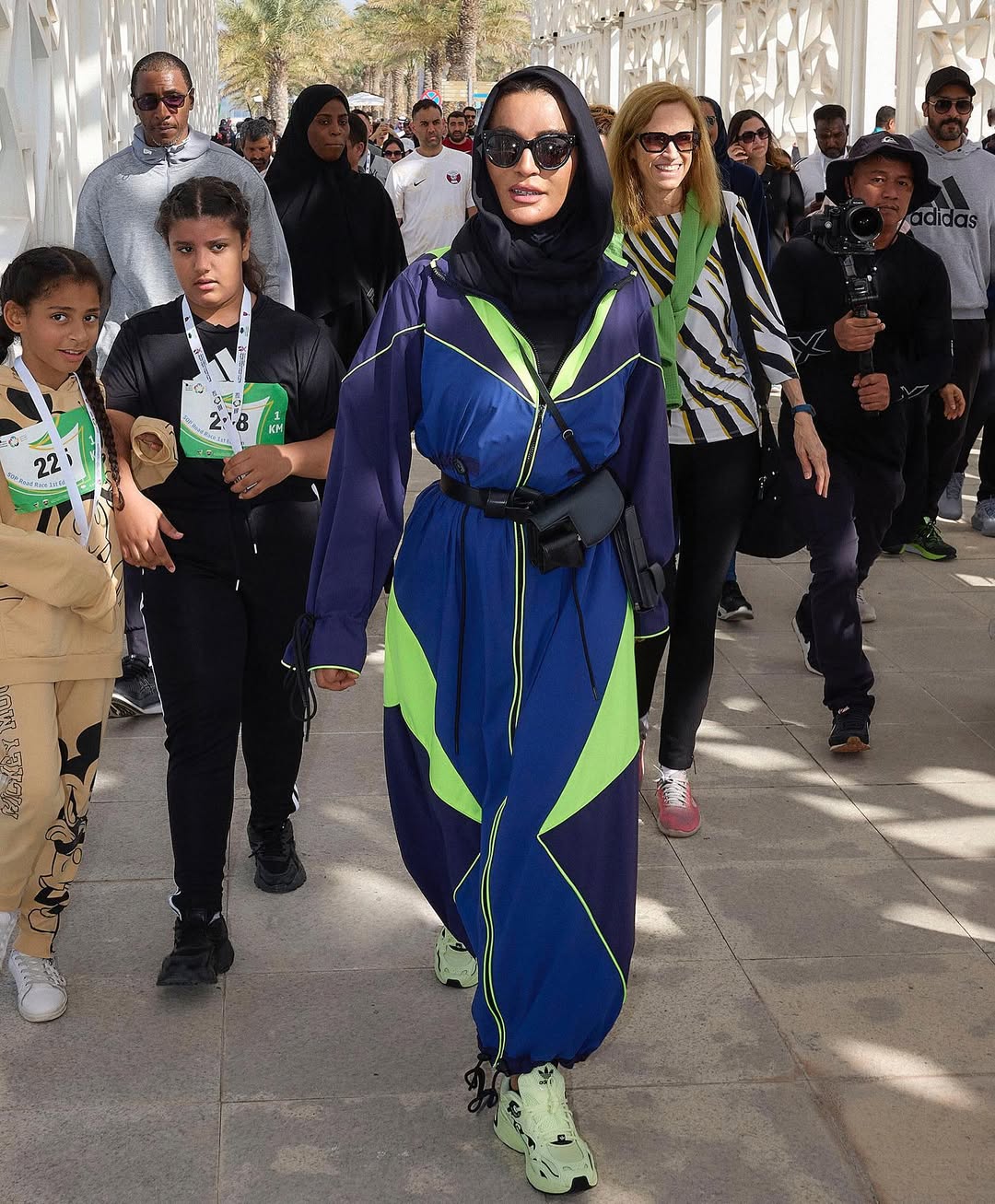 الشيخة موزة بملابس رياضية مبتكرة (انستغرام)