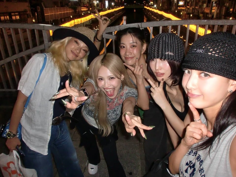 250806 Banghana Instagram Update - Hana with Ibuki Imata و Kyoka و Momo و Jihyo "𝐎𝐒𝐀𝐊𝐀 𝐎𝐒𝐀𝐊𝐀 🥊🥊🥊" + صورة الطفولة القديمة معهم معًا