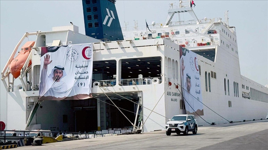 سفينة مساعدات إماراتية لغزة تبحر إلى ميناء العريش المصري سفينة مساعدات إماراتية لغزة تبحر إلى ميناء العريش المصري