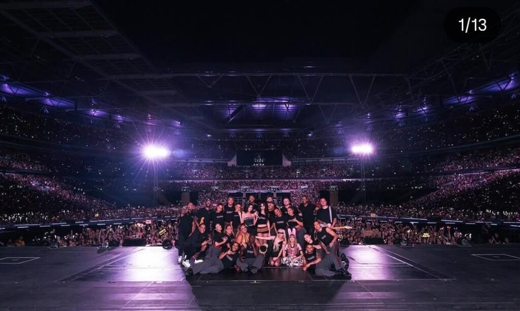 250821 الموعد النهائي ليل London Night 1 Group Photo من نهاية الحفل؟