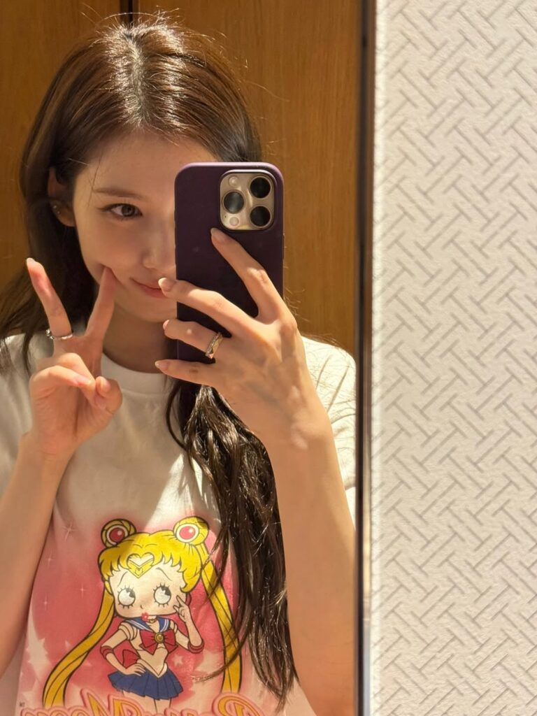 250826 Sana Instagram Update - إليك الصورة من اليوم الأول 👀🌟💘 (لقد قمت بواجبي بشكل جيد حقًا.) مع بيجاما جديدة