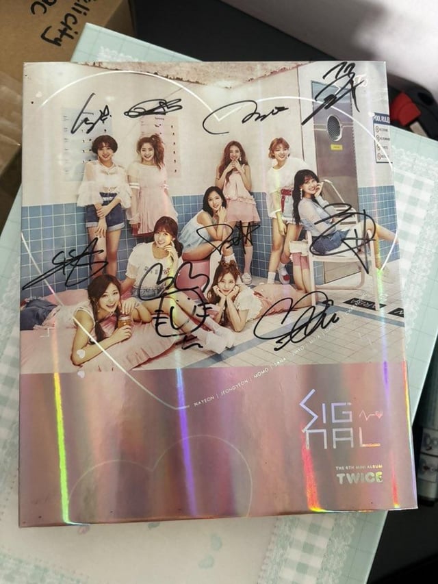 أي شخص يعرف ما إذا كان هذا الألبوم الموقّع شرعي؟