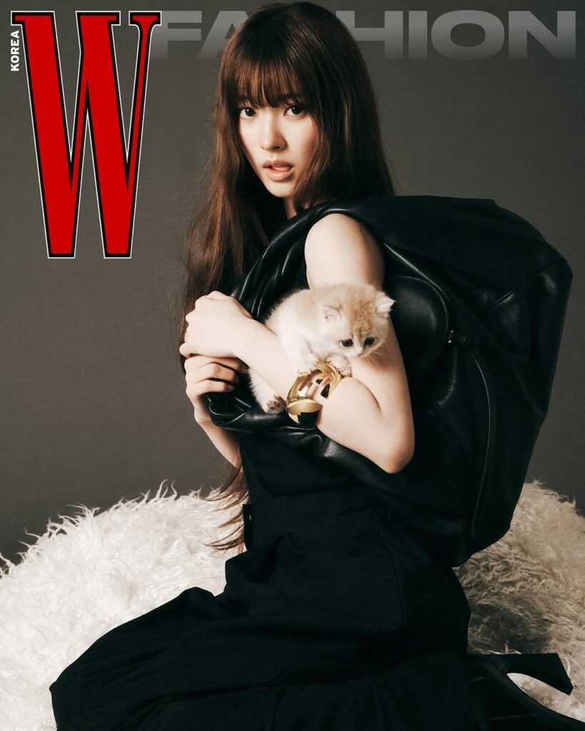 Meovv Anna - W Korea X Fendi (August 2025 إصدار الغلاف الرقمي والمعاينة التصويرية)