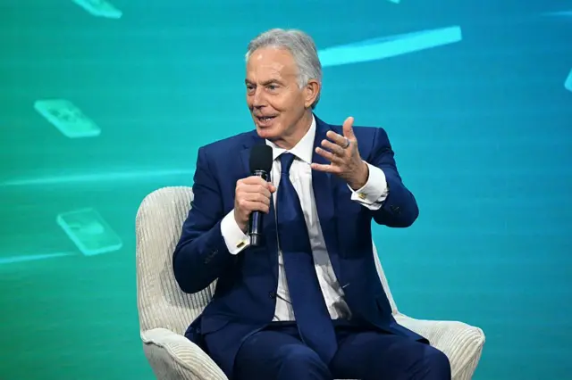 توني بلير خلال حوار "اتحدوا في العمل" مع أرنولد شوارزنيجر خلال القمة العالمية النمساوية في مركز هوفبورغ للمؤتمرات، في 3 يونيو/حزيران 2025، في فيينا، النمسا. القمّة العالمية النمساوية هي مؤتمر سنوي للمناخ يُعقد في فيينا منذ عام 2017.