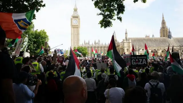 قدر المنظمون أن حوالي 1500 شخص شاركوا في المسيرة