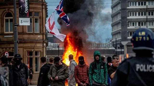 نشطاء من اليمين المتطرف ينظمون احتجاجاً تحت شعار "كفى" في الثاني من أغسطس/آب 2024 في سندرلاند، إنجلترا