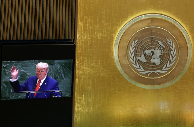 شاشة داخل قاعة الأمم المتحدة ويظهر عليها الرئيس الأمريكي دونالد ترامب وهو يلقي كلمته