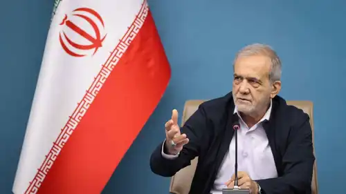 مسعود بزشكيان خلال الاجتماع مع أعضاء مجمع رواد الأعمال