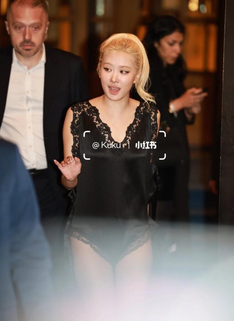 250929 Rosé يتجه إلى أسبوع الموضة في Saint Laurent Paris Afterbarty