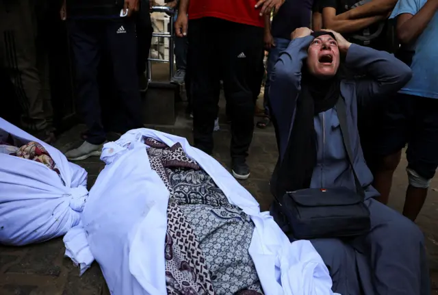 امرأة تبكي بجانب جثة في غزة 