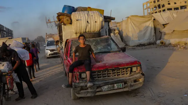 فلسطينيون يفرون من مدينة غزة وسط العملية العسكرية الإسرائيلية - 28 سبتمبر أيلول 2025