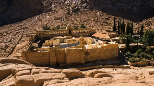صورة لدير سانت كاترين من الخارج، وهو بناء مسور يضم عدة مبانٍ في داخله.