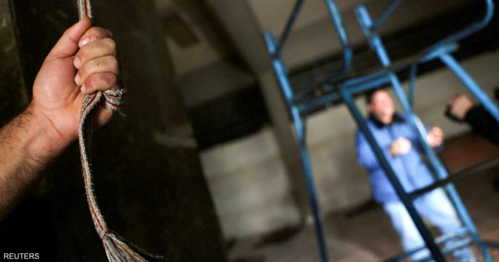 أشبه بـ"مغارة تعذيب".. العثور على سجن تحت الأرض في سوريا