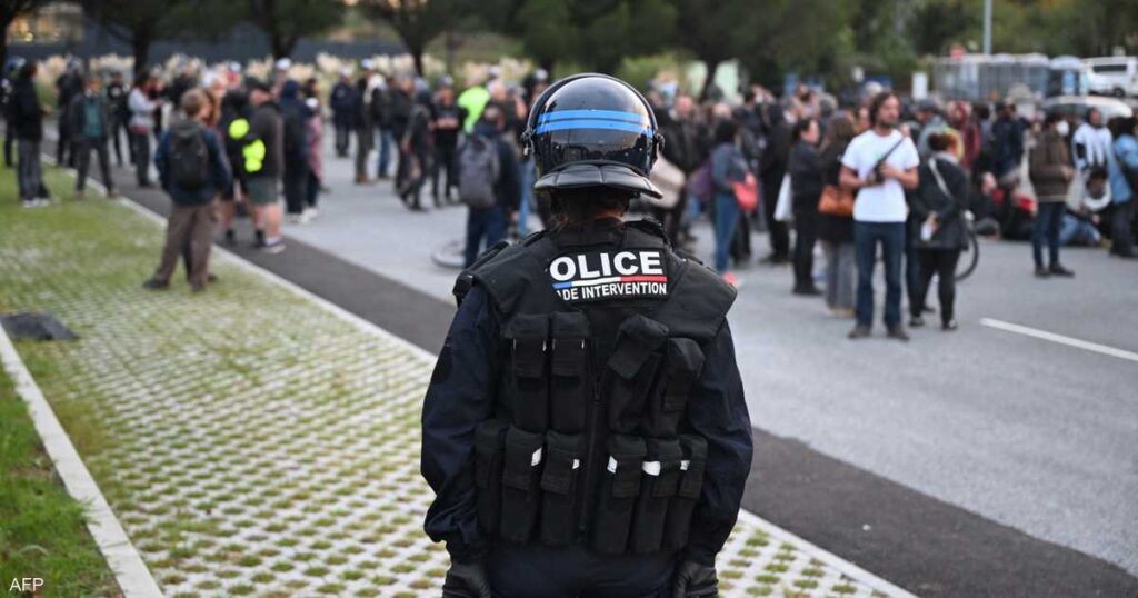 “لنغلق كل شيء”.. اعتقالات واستنفار أمني في فرنسا "لنغلق كل شيء".. اعتقالات واستنفار أمني في فرنسا