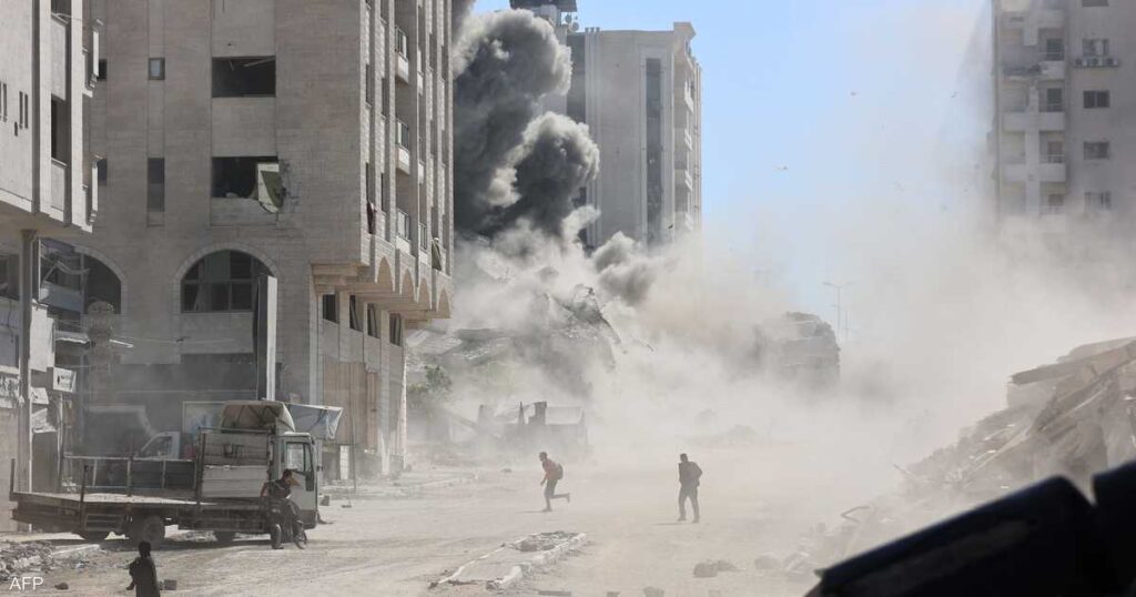 إسرائيل تكثف الغارات على مدينة غزة.. ومقتل 32 فلسطينيا