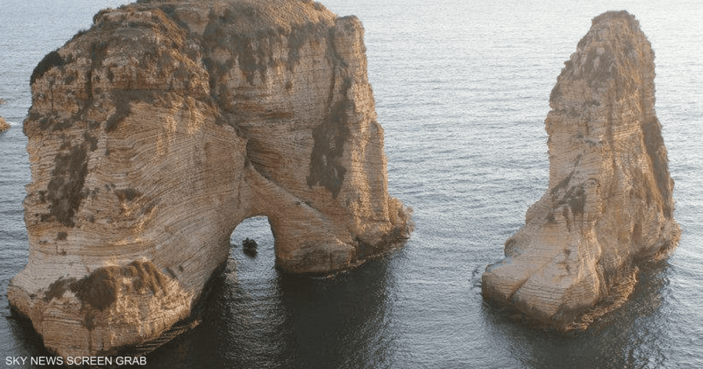 صورة حسن نصر الله على “صخرة الروشة” في بيروت تثير الجدل صورة حسن نصر الله على "صخرة الروشة" في بيروت تثير الجدل
