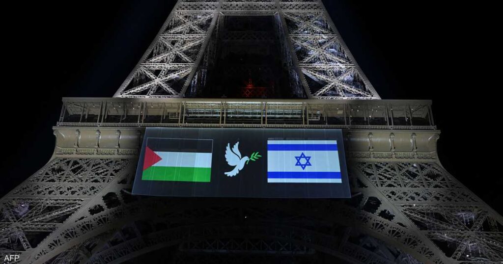 فيديو.. برج إيفل يضيء بالعلمين الفلسطيني والإسرائيلي