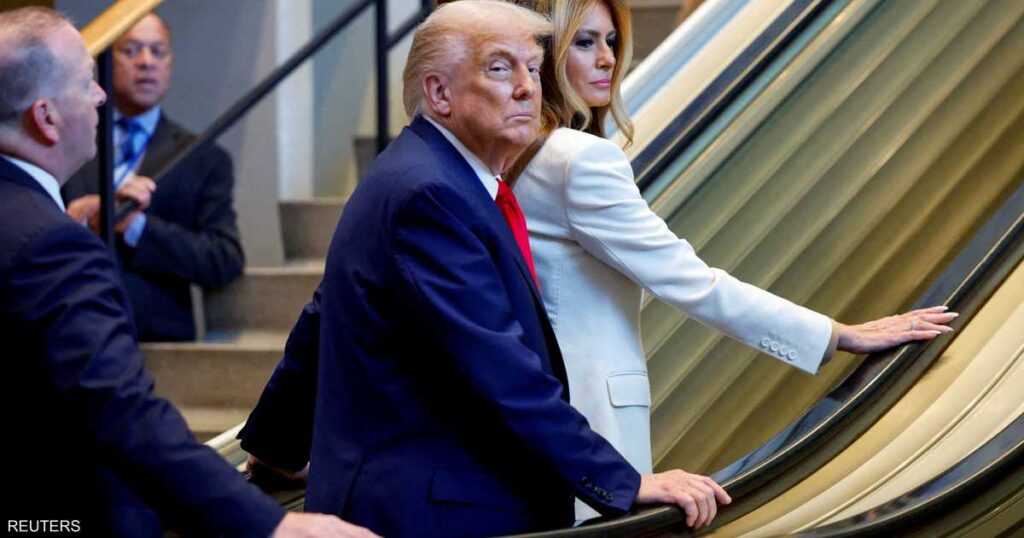 البيت الأبيض يعلّق على تعطل السلم الكهربائي بترامب وميلانيا البيت الأبيض يعلّق على تعطل السلم الكهربائي بترامب وميلانيا