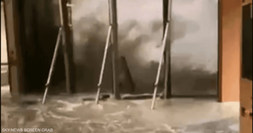 فيديو.. لحظة اجتياح إعصار "رغاسا" لفندق في هونغ كونغ