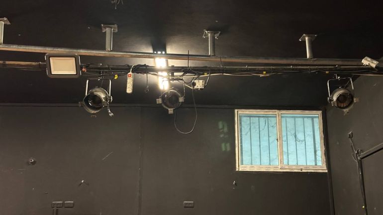 صورة ٥_ فاطمة محمود الجزيرة نت جنين فلسطين_ مسرح الحرية يعمل بامكانيات بسيطة جداً ومحدودة لينتج اعمال تحاكي حاله النزوح التي يعيشها اهالي المخيم