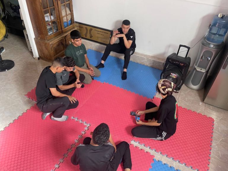 صورة ٧_ فاطمة محمود الجزيرة نت جنين فلسطين_ ممثلو مسرحية ١٥-١٦ سنة خلال التدريب على اداء المسرحية التي عرضت الاسبوع الماضي