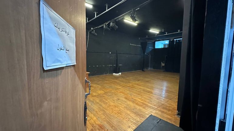 صورة٢_ فاطمة محمود الجزيرة نت جنين فلسطين _ قاعة التدريب والعرض التي انتقل اليها مسرح الحرية بعد تهجير المخيم قسراً بعد عملية السور الحديدي الاسرائيلية فيه
