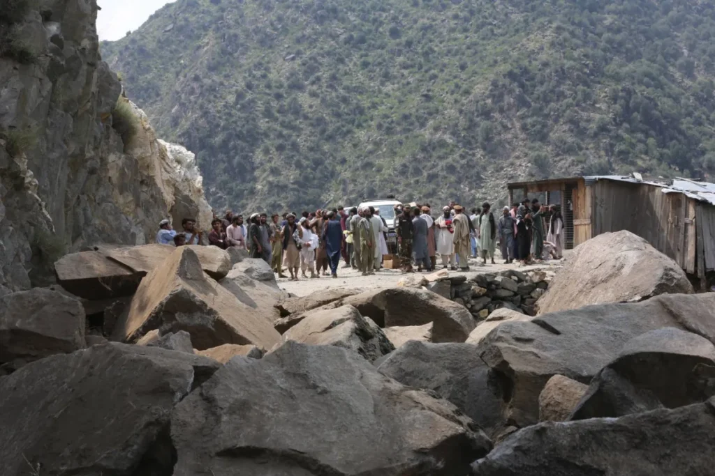 زلزال يضرب شرق أفغانستان ويوقع مئات القتلى