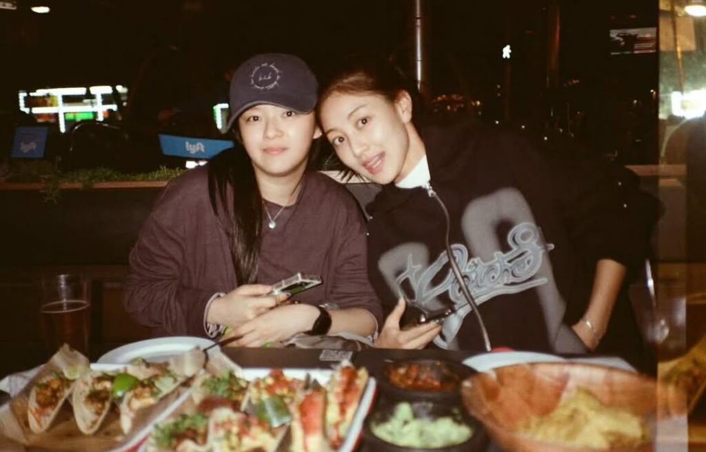 250906 تحديث قصة Jeongyeon Instagram مع Jihyo