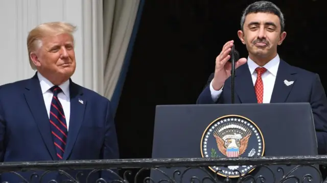 عبدالله بن زايد (يمين) مع ترامب