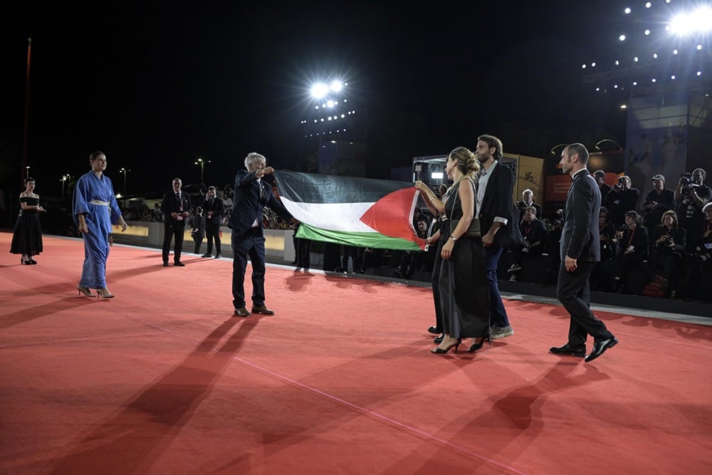 علم فلسطين على السجادة الحمراء لمهرجان فينسيا 