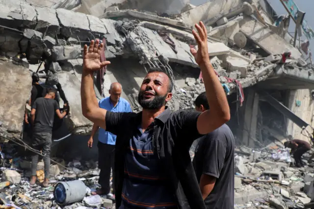 صورة تظهر آثار غارة إسرائيلية على مبنى في مدينة غزة.