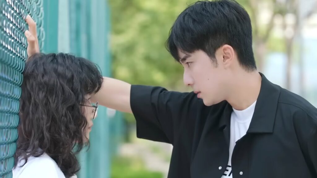 تنتشر صورته مع فتاة ريفية تقبله في جميع أنحاء الجامعة فيقرر الانتقام والتنمر عليها😂😍من معادلة الحب تنتشر صورته مع فتاة ريفية تقبله في جميع أنحاء الجامعة فيقرر الانتقام والتنمر عليها😂😍من معادلة الحب