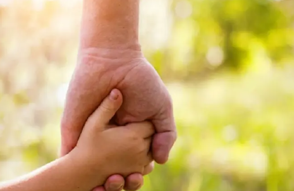 جد يثير الذعر في حضانة بعد أخذه حفيدا غير حفيده إلى منزله