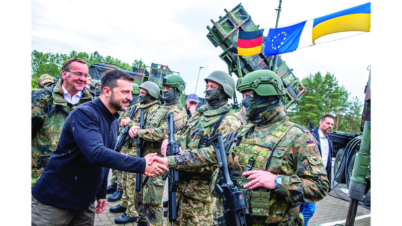 زيلينسكي يسلم على مدربين عسكريين من ألمانيا. من المصدر
