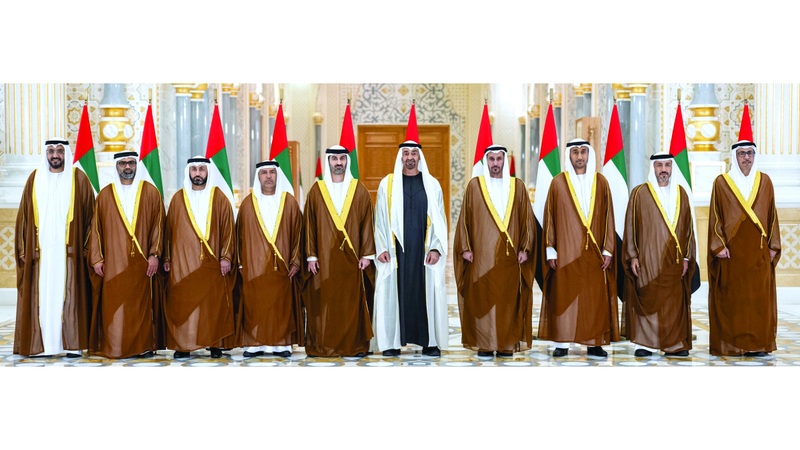 رئيس الدولة يتوسط سفراء الإمارات الجدد المعينين لدى الدول الشقيقة والصديقة. من المصدر