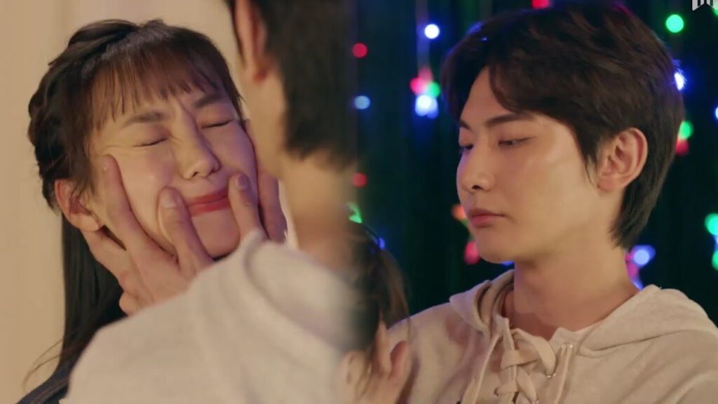 يمسح أحمر الشفاه خاصتها لانه يغار و لا يريد ان يراها أحد غيره ❤️ ( نهر يجري خلاله )