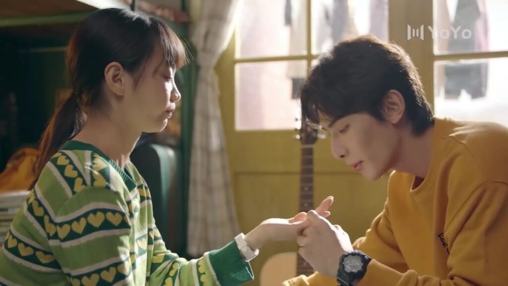 تتفاجأ لانه يعاملها بلطف , لا يتصرف على عادته❤️ ( نهر يجري خلاله )