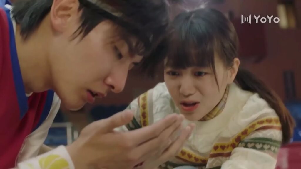 ترمي الكرة في وجهه عن طريق الخطأ  ❤️ ( نهر يجري خلاله )