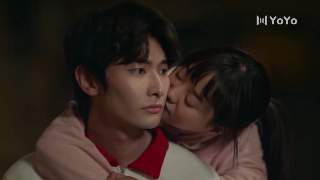 تثمل و تعتقد بأنها تقبل الرجل الذي تحبـه لكنها في الحقيقة قامت بتقبيـل صديقها ❤️ ( نهر يجري خلاله )