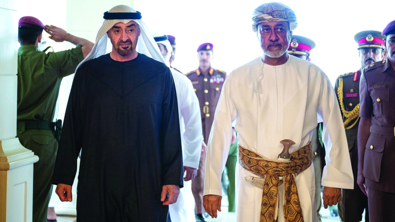 رئيس الدولة لدى وصوله إلى صلالة.. وسلطان عُمان في مقدمة مستقبليه. من المصدر