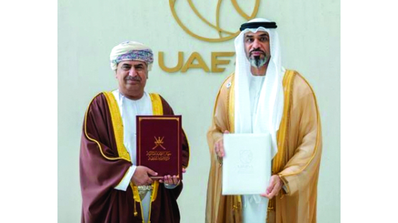 الإمارات وعُمان توقّعان تفاهماً لتعزيز التعاون في مجال الرقابة