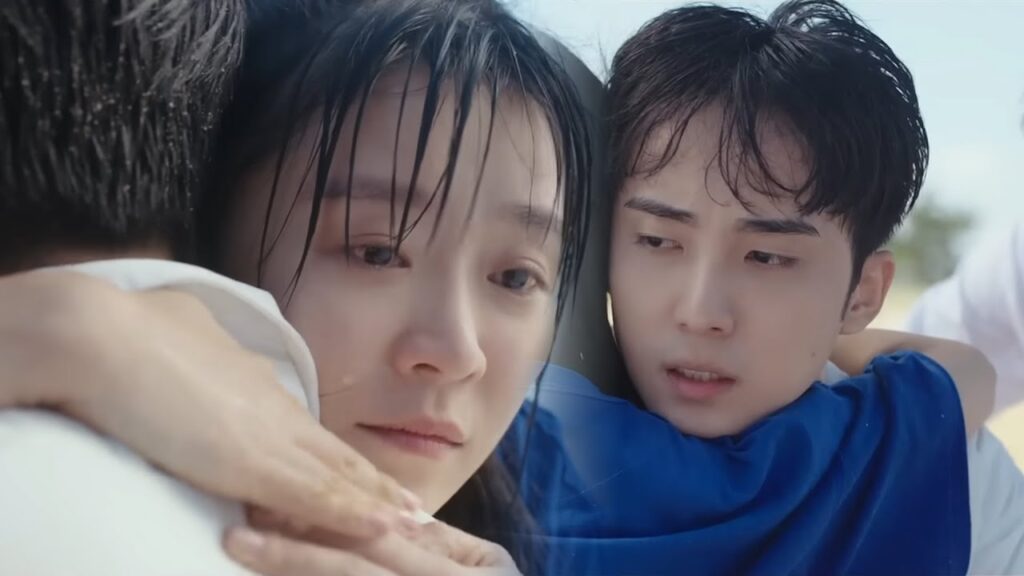 يهرع بطلنا داخل الماء متجاهلًا حياته ومرضه لإنقاذ فتاته من الغرق❤️😮مشهد رومانسي من "معادلة الحب"