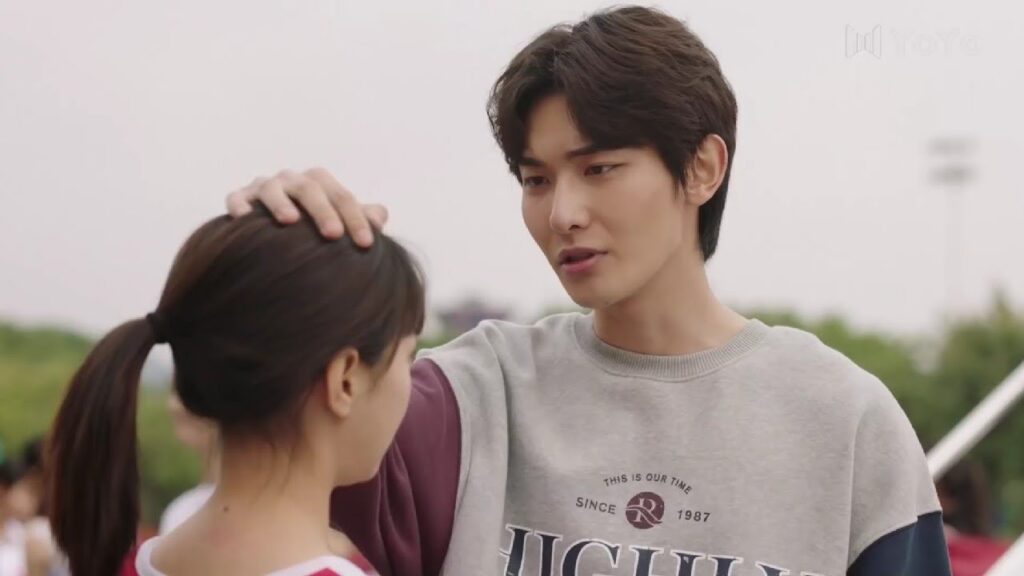 يشجعها لكي يخف توترها و تفور في المسابقة❤️ ( نهر يجري خلاله )