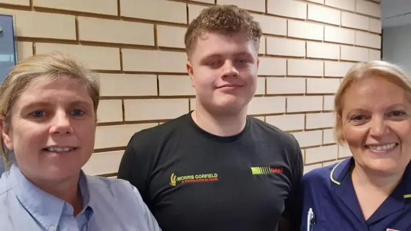 قصة شعر أنقذت حياة .. حلاق بريطاني يكتشف شيئًا خطيرًا في رقبة شاب