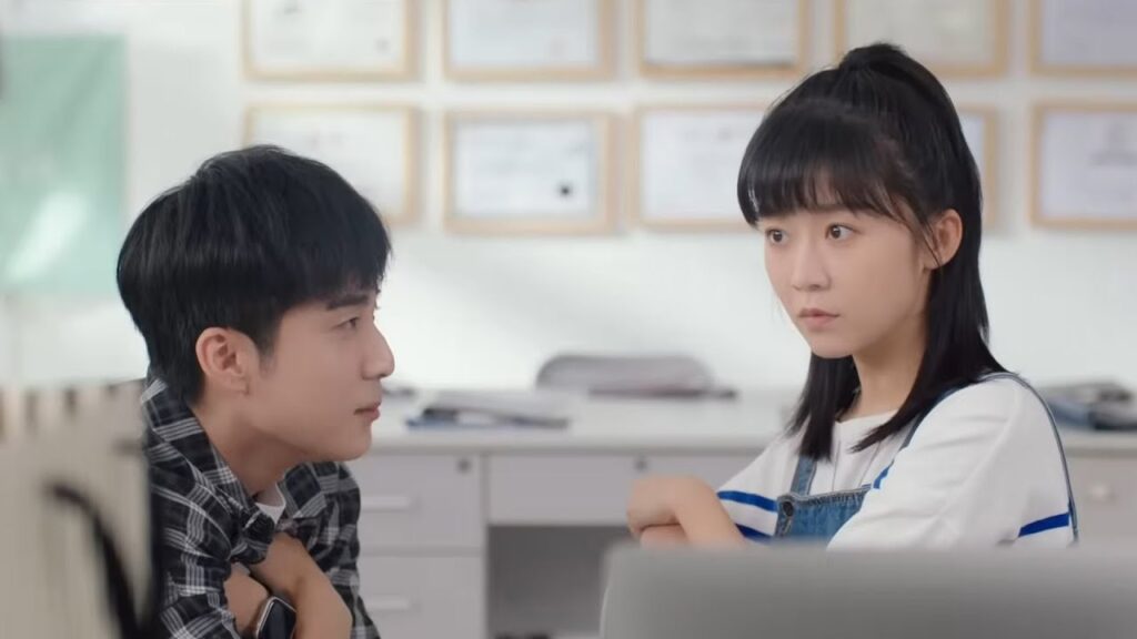 تعد بطلتنا الإفطار لحبيبها وعندما تراه بالقرب من فتاة أخرى تستاء منه غيرةً😔💕مشهد من "معادلة الحب"