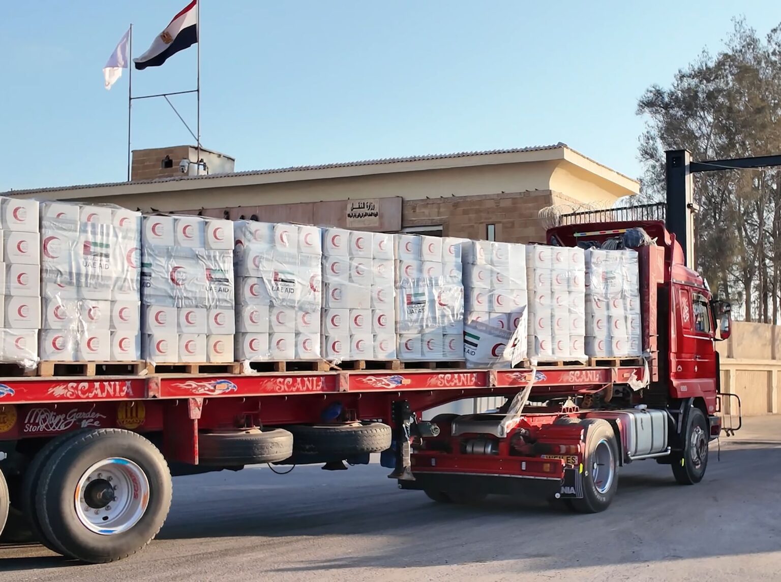 الإمارات تواصل دعمها الإنساني.. 128 شاحنة مساعدات دخلت غزة الأسبوعين الماضيين عبر معبر رفح المصري