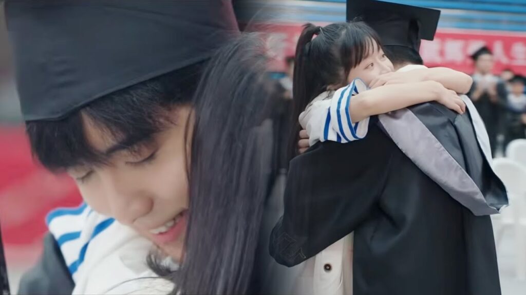 "أعدك مهما حدث في المستقبل لن أتركك أبدًا" يعلن حبه ويعانق فتاته بحب أمام الجميع❤️😍من "معادلة الحب"